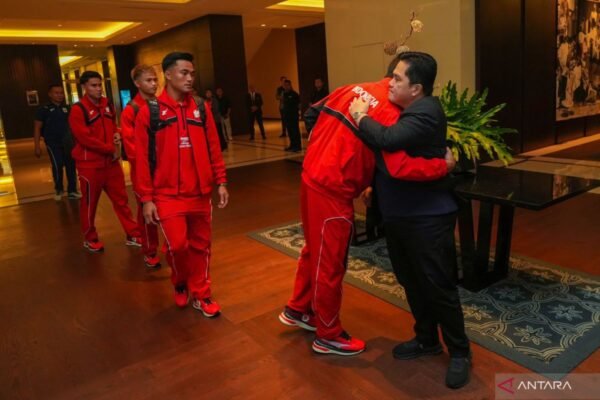 Berikut adalah beberapa alternatif judul untuk "Prediksi Susunan Pemain Timnas Indonesia vs Australia":

1. "Analisis Susunan Pemain: Indonesia Melawan Australia"
2. "Taktik dan Prediksi Line-Up: Timnas Indonesia vs Australia"
3. "Formasi Terbaik untuk Pertandingan Indonesia dan Australia"
4. "Persiapan Pertandingan: Prediksi Susunan Pemain Indonesia Vs Australia"
5. "Menanti Susunan Pemain Timnas Indonesia dan Australia"
6. "Siapkan Diri: Prediksi line-up Indonesia vs Australia"
7. "Komposisi Tim: Memprediksi Pemain Timnas Indonesia dalam Duel Melawan Australia"
8. "Strategi Jitu: Susunan Pemain Indonesia vs Australia"

Silakan pilih yang paling sesuai dengan kebutuhan Anda!