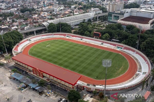Berikut adalah beberapa alternatif judul untuk "Fakta Singkat 17 Stadion yang Direnovasi dan Dibangun Pemerintah":

1. "17 Stadion yang Direvitalisasi: Proyek Pemerintah Terkini"
2. "Menelusuri 17 Stadion yang Dibangun dan Diperbarui oleh Pemerintah"
3. "Transformasi Stadion: 17 Proyek Renovasi dan Pembangunan oleh Pemerintah"
4. "17 Stadion Baru dan Direvitalisasi: Karya Pemerintah untuk Olahraga"
5. "Inovasi dalam Olahraga: 17 Stadion yang Dihadirkan Melalui Renovasi dan Pembangunan"
6. "Revitalisasi Stadion: Fakta Menarik tentang 17 Proyek Pemerintah"
7. "Memperkenalkan 17 Stadion yang Mendapat Renovasi oleh Pemerintah"
8. "Pembangunan Stadion: 17 Proyek Renovasi yang Menjadi Sorotan Pemerintah"

Silakan pilih atau modifikasi sesuai dengan kebutuhan Anda!