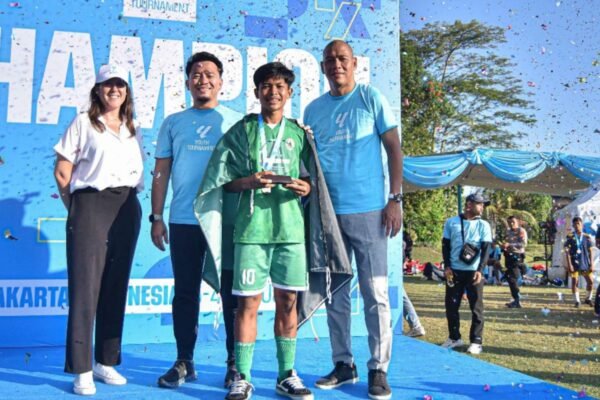 Berikut beberapa alternatif judul untuk artikel mengenai "Pemain terbaik LALIGA Youth Tournament Indonesia dikirim ke Girona FC":

1. "Bintang Muda dari LALIGA Youth Tournament Indonesia Dipekerjakan oleh Girona FC"
2. "Pemain Unggulan LALIGA Youth Tournament Indonesia Resmi Bergabung dengan Girona FC"
3. "Girona FC Rekrut Talenta Paling Menonjol dari LALIGA Youth Tournament Indonesia"
4. "Pemain Terbaik LALIGA Youth Tournament Indonesia Menuju Girona FC"
5. "Girona FC Sambut Pemain Berprestasi dari LALIGA Youth Tournament Indonesia"
6. "Bersinar di LALIGA Youth Tournament, Pemain Ini Kini Bergabung dengan Girona FC"
7. "Talenta Muda LALIGA Youth Tournament Indonesia Dikirim ke Girona FC"

Silakan pilih salah satu yang paling sesuai dengan kebutuhan Anda!