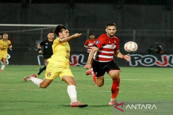 Here are some alternate titles for "Madura United tekuk Persik 2-1 di Bangkalan":

1. "Madura United Menang Tipis 2-1 atas Persik di Bangkalan"
2. "Kemenangan Dramatis: Madura United Kalahkan Persik 2-1 di Bangkalan"
3. "Madura United Raih Tiga Poin dengan Kemenangan 2-1 Melawan Persik"
4. "Madura United Kunci Kemenangan 2-1 atas Persik di Pertandingan Seru"
5. "Madura United Tandaskan Persik dengan Skor 2-1 di Bangkalan" 

Feel free to choose any of these titles or use them for inspiration!