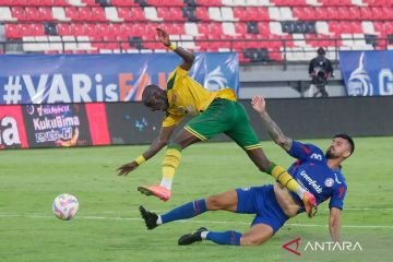 Pertarungan Sengit Arema vs Persebaya Berakhir Imbang 1-1