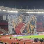 Here are some alternate titles for "Koreografi Berhias Tifo Pendekar Wayang Warnai Laga Indonesia vs China":

1. "Tifo Pendekar: Mewarnai Pertandingan Indonesia vs China dengan Seni Koreografi"
2. "Koreografi Tifo: Menghidupkan Legenda Wayang dalam Duel Indonesia vs China"
3. "Seni Gerak Tifo Pendekar: Merayakan Laga Indonesia vs China"
4. "Pertunjukan Tifo: Koreografi Berkelas di Pertandingan Indonesia vs China"
5. "Wayang dan Tifo: Karya Seni yang Menggugah di Laga Indonesia vs China"
6. "Koreografi Berwarna: Tifo Pendekar dalam Duel Taktis Indonesia vs China"
7. "Menghidupkan Pertandingan: Tifo dan Koreografi Pendekar di Indonesia vs China"
8. "Kreasi Tifo Pendekar: Seni Pertunjukan dalam Laga Indonesia vs China"

Feel free to mix and match elements from these suggestions to create the perfect title!