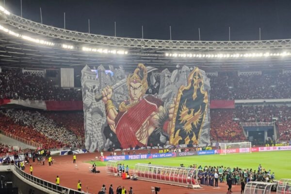 Here are some alternate titles for "Koreografi Berhias Tifo Pendekar Wayang Warnai Laga Indonesia vs China":

1. "Tifo Pendekar: Mewarnai Pertandingan Indonesia vs China dengan Seni Koreografi"
2. "Koreografi Tifo: Menghidupkan Legenda Wayang dalam Duel Indonesia vs China"
3. "Seni Gerak Tifo Pendekar: Merayakan Laga Indonesia vs China"
4. "Pertunjukan Tifo: Koreografi Berkelas di Pertandingan Indonesia vs China"
5. "Wayang dan Tifo: Karya Seni yang Menggugah di Laga Indonesia vs China"
6. "Koreografi Berwarna: Tifo Pendekar dalam Duel Taktis Indonesia vs China"
7. "Menghidupkan Pertandingan: Tifo dan Koreografi Pendekar di Indonesia vs China"
8. "Kreasi Tifo Pendekar: Seni Pertunjukan dalam Laga Indonesia vs China"

Feel free to mix and match elements from these suggestions to create the perfect title!