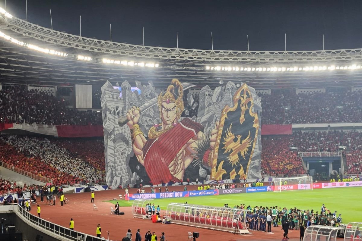 Here are some alternate titles for "Koreografi Berhias Tifo Pendekar Wayang Warnai Laga Indonesia vs China":

1. "Tifo Pendekar: Mewarnai Pertandingan Indonesia vs China dengan Seni Koreografi"
2. "Koreografi Tifo: Menghidupkan Legenda Wayang dalam Duel Indonesia vs China"
3. "Seni Gerak Tifo Pendekar: Merayakan Laga Indonesia vs China"
4. "Pertunjukan Tifo: Koreografi Berkelas di Pertandingan Indonesia vs China"
5. "Wayang dan Tifo: Karya Seni yang Menggugah di Laga Indonesia vs China"
6. "Koreografi Berwarna: Tifo Pendekar dalam Duel Taktis Indonesia vs China"
7. "Menghidupkan Pertandingan: Tifo dan Koreografi Pendekar di Indonesia vs China"
8. "Kreasi Tifo Pendekar: Seni Pertunjukan dalam Laga Indonesia vs China"

Feel free to mix and match elements from these suggestions to create the perfect title!