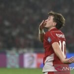 Penalti Ole Romeny Bawa Indonesia Unggul atas China di Babak Pertama" bisa diubah menjadi:

"Gol Penalti Ole Romeny Memimpin Indonesia di Babak Pertama Melawan China