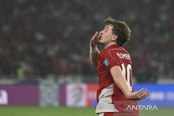 Penalti Ole Romeny Bawa Indonesia Unggul atas China di Babak Pertama" bisa diubah menjadi:

"Gol Penalti Ole Romeny Memimpin Indonesia di Babak Pertama Melawan China