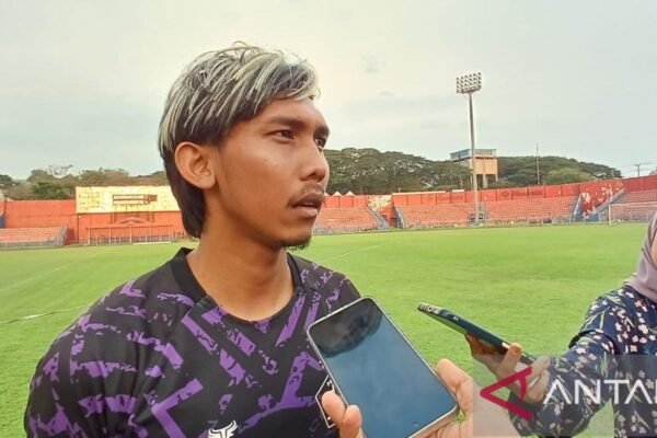 Here are some alternative titles for "Yusuf Meilana tetap bertahan di Persik Kediri":

1. "Yusuf Meilana: Komitmen Abadi di Persik Kediri"
2. "Yusuf Meilana Memilih Setia kepada Persik Kediri"
3. "Kepastian Yusuf Meilana: Bertahan di Persik Kediri"
4. "Yusuf Meilana: Peluang Emas untuk Persik Kediri"
5. "Mengapa Yusuf Meilana Tetap Bersama Persik Kediri"
6. "Yusuf Meilana Memperkuat Pasukan Persik Kediri"
7. "Yusuf Meilana: Ikonik dan Konsisten Bersama Persik Kediri"
8. "Pilih Setia: Yusuf Meilana dan Persik Kediri"
9. "Keputusan Strategis: Yusuf Meilana Bertahan di Persik Kediri"
10. "Yusuf Meilana: Jalinan Abadi dengan Persik Kediri"

Feel free to choose any of these or adapt them further!