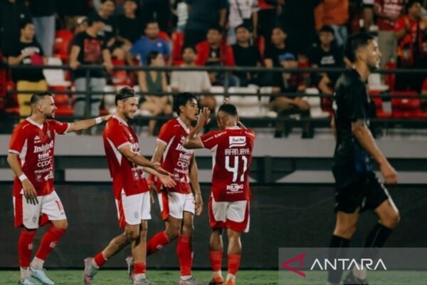 Tentu! Berikut adalah beberapa alternatif judul untuk "Bali United beri jeda pemain jelang laga perdana kompetisi 2025/2026":

1. "Bali United Beri Waktu Istirahat bagi Pemain Menjelang Kompetisi 2025/2026"
2. "Persiapan Matang: Bali United Beri Jeda kepada Pemain Sebelum Laga Perdana"
3. "Bali United Berikan Kesempatan Istirahat untuk Pemain Menyongsong Kompetisi 2025/2026"
4. "Strategi Bali United: Jeda Pemain sebelum Memulai Kompetisi 2025/2026"
5. "Menjelang Awal Kompetisi 2025/2026, Bali United Beri Jeda kepada Skuadnya"

Jika ada hal lain yang ingin kamu ubah atau tambahkan, silakan beri tahu!