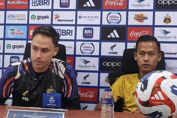Berikut beberapa alternatif judul untuk "Paul Munster Minta Pemain Fokus dan Hati-hati Hadapi Persis Solo":

1. "Paul Munster: Tuntut Pemain Tetap Fokus dan Waspada Menjelang Pertandingan Melawan Persis Solo"
2. "Paul Munster Ingatkan Tim untuk Hati-hati dan Berfokus Saat Lawan Persis Solo"
3. "Pelatih Paul Munster Serukan Kewaspadaan dan Fokus bagi Pemain Saat Hadapi Persis Solo"
4. "Paul Munster: Fokus dan Hati-hati Jadi Kunci Menghadapi Persis Solo"
5. "Munster Ajak Pemain Utamakan Konsentrasi Hadapi Persis Solo dengan Hati-hati"

Silakan pilih atau sesuaikan sesuai kebutuhan Anda!