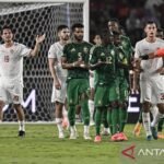 Tentu! Berikut adalah beberapa alternatif judul untuk “Protes PSSI soal wasit dari Kuwait dilaporkan ditolak FIFA dan AFC”:
1. “PSSI Dapat Penolakan dari FIFA dan AFC Terkait Protes Wasit Kuwait”
2. “FIFA dan AFC Menolak Protes PSSI Mengenai Wasit Kuwait”
3. “Protes PSSI atas Keputusan Wasit Kuwait Tidak Diterima oleh FIFA dan AFC”
4. “PSSI Hadapi Penolakan FIFA dan AFC atas Isu Wasit dari Kuwait”
5. “Wasit Kuwait: Protes PSSI Dinyatakan Tidak Valid oleh FIFA dan AFC”
Silakan pilih salah satu yang Anda suka atau minta lebih banyak jika diperlukan! Tentu! Berikut adalah beberapa alternatif judul untuk "Protes PSSI soal wasit dari Kuwait dilaporkan ditolak FIFA dan AFC":
1. "PSSI Dapat Penolakan dari FIFA dan AFC Terkait Protes Wasit Kuwait"
2. "FIFA dan AFC Menolak Protes PSSI Mengenai Wasit Kuwait"
3. "Protes PSSI atas Keputusan Wasit Kuwait Tidak Diterima oleh FIFA dan AFC"
4. "PSSI Hadapi Penolakan FIFA dan AFC atas Isu Wasit dari Kuwait"
5. "Wasit Kuwait: Protes PSSI Dinyatakan Tidak Valid oleh FIFA dan AFC"
Silakan pilih salah satu yang Anda suka atau minta lebih banyak jika diperlukan!