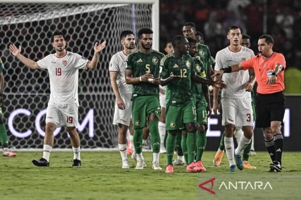 Tentu! Berikut adalah beberapa alternatif judul untuk “Protes PSSI soal wasit dari Kuwait dilaporkan ditolak FIFA dan AFC”:
1. “PSSI Dapat Penolakan dari FIFA dan AFC Terkait Protes Wasit Kuwait”
2. “FIFA dan AFC Menolak Protes PSSI Mengenai Wasit Kuwait”
3. “Protes PSSI atas Keputusan Wasit Kuwait Tidak Diterima oleh FIFA dan AFC”
4. “PSSI Hadapi Penolakan FIFA dan AFC atas Isu Wasit dari Kuwait”
5. “Wasit Kuwait: Protes PSSI Dinyatakan Tidak Valid oleh FIFA dan AFC”
Silakan pilih salah satu yang Anda suka atau minta lebih banyak jika diperlukan! Tentu! Berikut adalah beberapa alternatif judul untuk "Protes PSSI soal wasit dari Kuwait dilaporkan ditolak FIFA dan AFC":
1. "PSSI Dapat Penolakan dari FIFA dan AFC Terkait Protes Wasit Kuwait"
2. "FIFA dan AFC Menolak Protes PSSI Mengenai Wasit Kuwait"
3. "Protes PSSI atas Keputusan Wasit Kuwait Tidak Diterima oleh FIFA dan AFC"
4. "PSSI Hadapi Penolakan FIFA dan AFC atas Isu Wasit dari Kuwait"
5. "Wasit Kuwait: Protes PSSI Dinyatakan Tidak Valid oleh FIFA dan AFC"
Silakan pilih salah satu yang Anda suka atau minta lebih banyak jika diperlukan!
