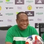 Berikut beberapa alternatif judul untuk "PSMS Benahi Lini Pertahanan Agar Lebih Solid":

1. "Perkuat Pertahanan PSMS untuk Kinerja yang Lebih Baik"
2. "Revitalisasi Lini Belakang PSMS: Menuju Pertahanan yang Kokoh"
3. "Membangun Pertahanan Solid: Langkah Strategis PSMS"
4. "PSMS: Memperkuat Lini Pertahanan demi Hasil Optimal"
5. "Solusi Taktis PSMS untuk Menyolidkan Lini Pertahanan"
6. "Lini Pertahanan PSMS: Tantangan dan Solusi untuk Kemandirian Tim"
7. "Mengokohkan Pertahanan PSMS: Kunci untuk Kesuksesan di Lapangan"

Semoga salah satu judul ini sesuai dengan yang Anda cari!